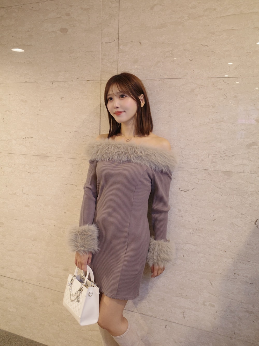 ブラウン系のワンピース、ホワイト系のハンドバッグ、ホワイト系のブーツを着用したレディースの秋コーディネートの4枚目の写真