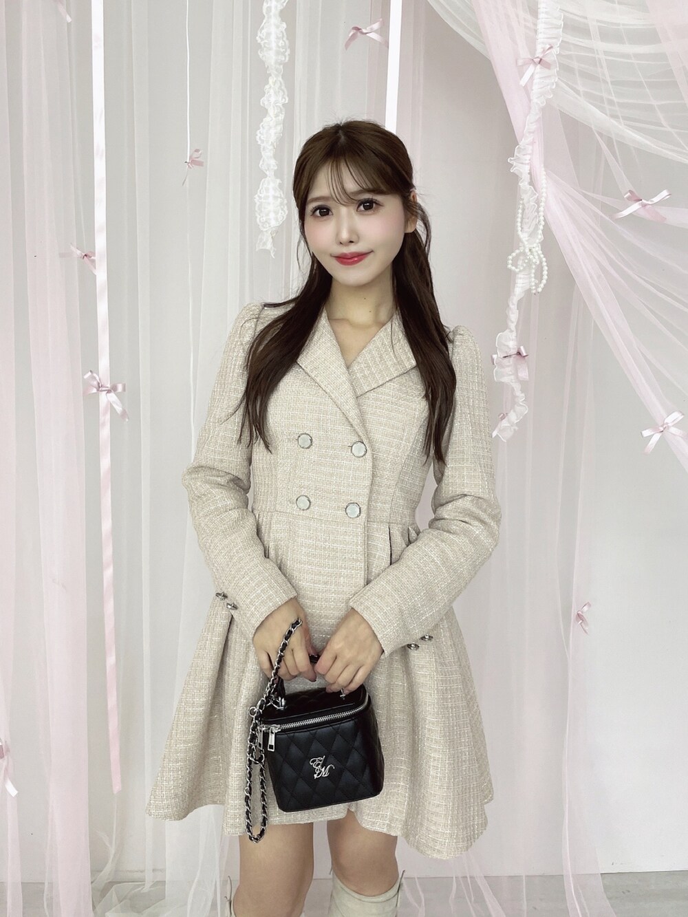 ピンク系のワンピース、ブラック系のハンドバッグ、ホワイト系のブーツを着用したレディースの秋コーディネートの7枚目の写真