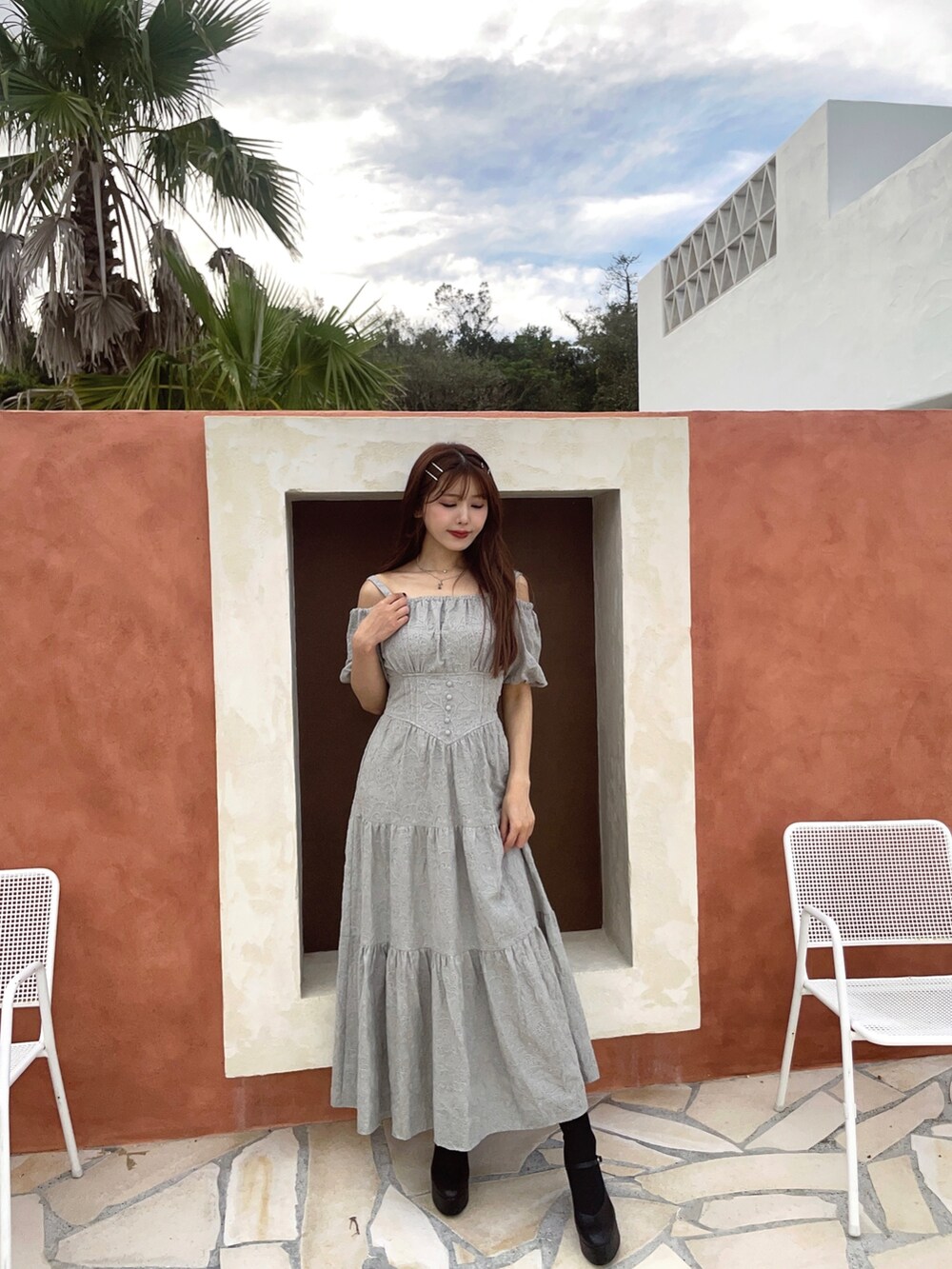 グリーン系のワンピース、ブラック系のパンプスを着用したレディースの春コーディネートの5枚目の写真