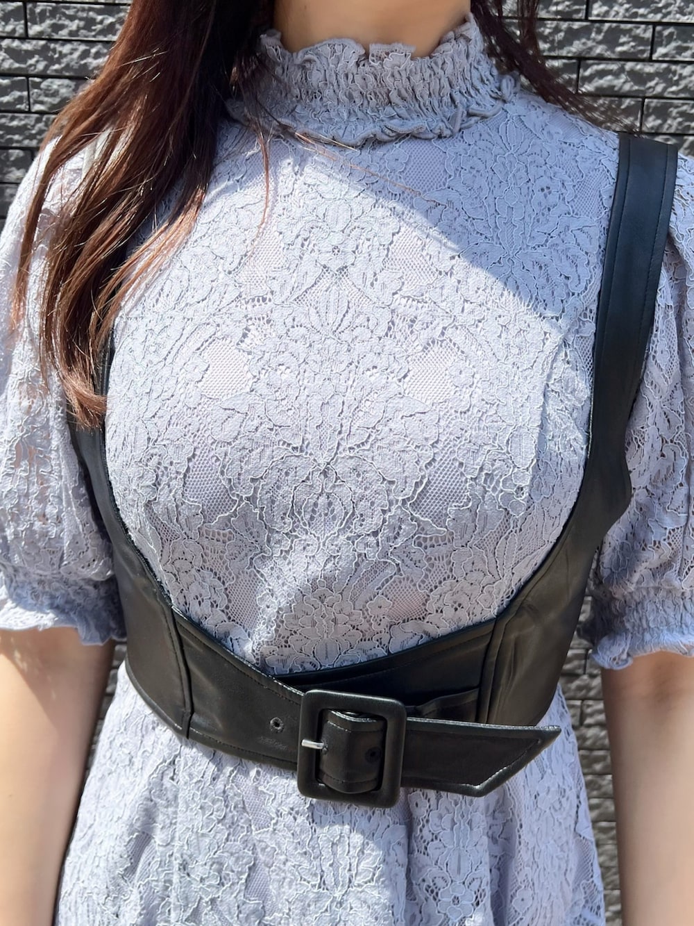 ブルー系のワンピース、ブラック系のサンダル、ブラック系のバレッタ/ヘアクリップを着用したレディースの春コーディネートの6枚目の写真