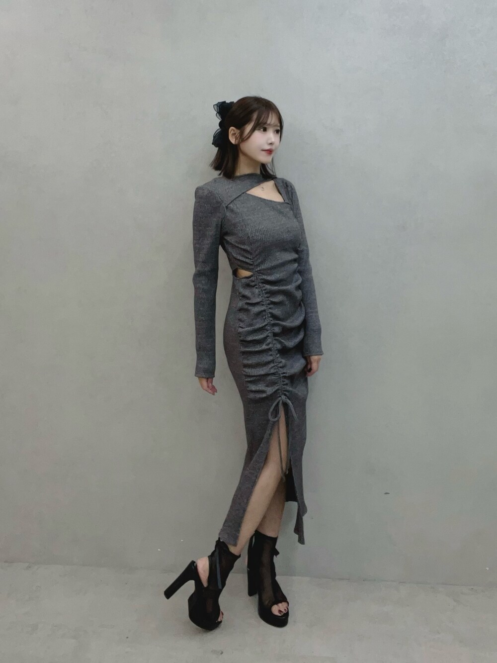 グレー系のワンピース、ブラック系のサンダルを着用したレディースの秋コーディネートの2枚目の写真