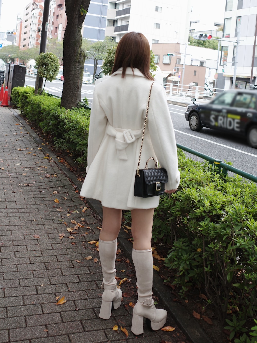 ブルー系のニット/セーター、ホワイト系のその他アウター、ブルー系のスカートを着用したレディースの秋コーディネートの4枚目の写真