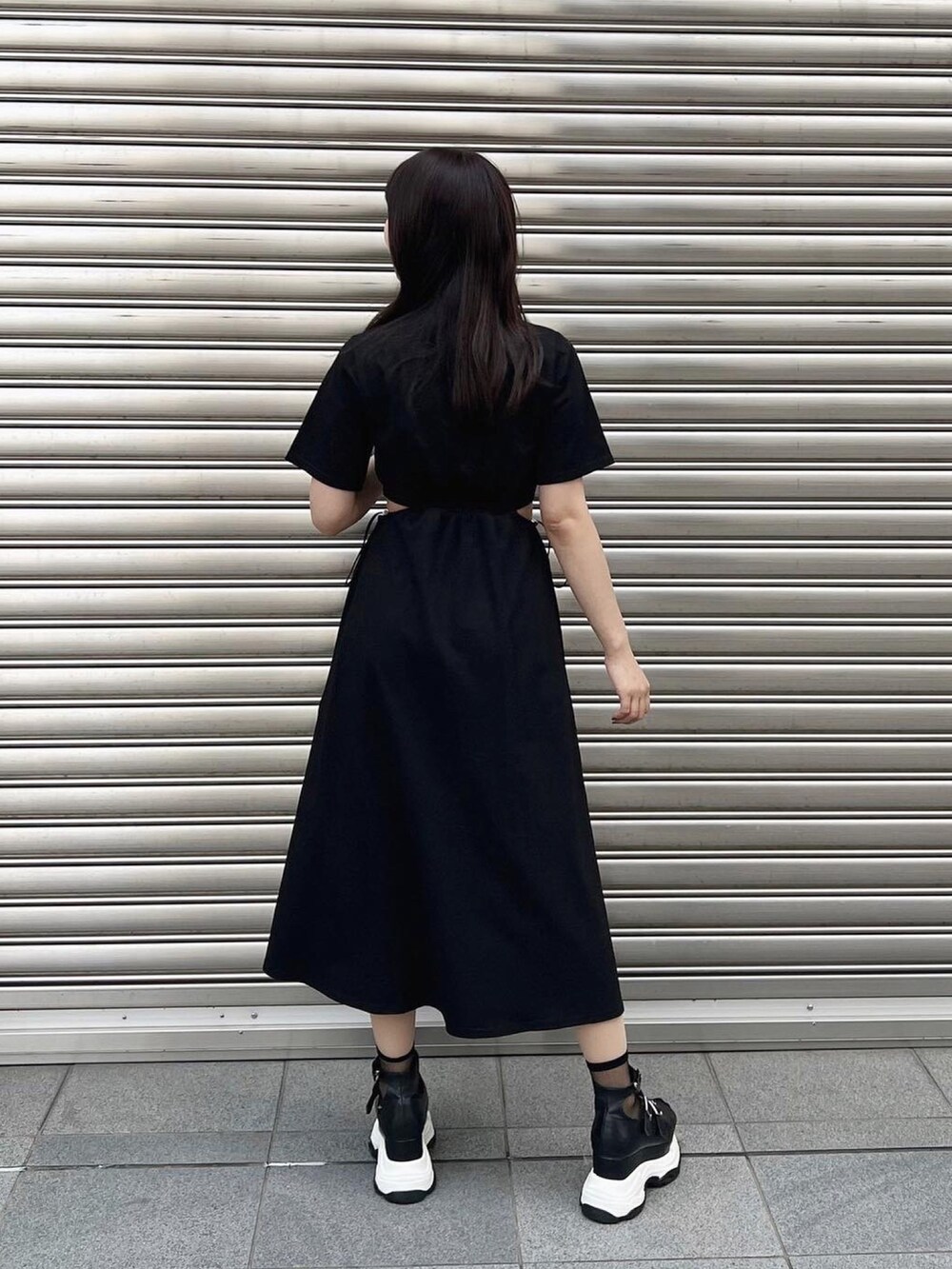 ブラック系のワンピース、その他のサンダルを着用したレディースの夏コーディネートの5枚目の写真