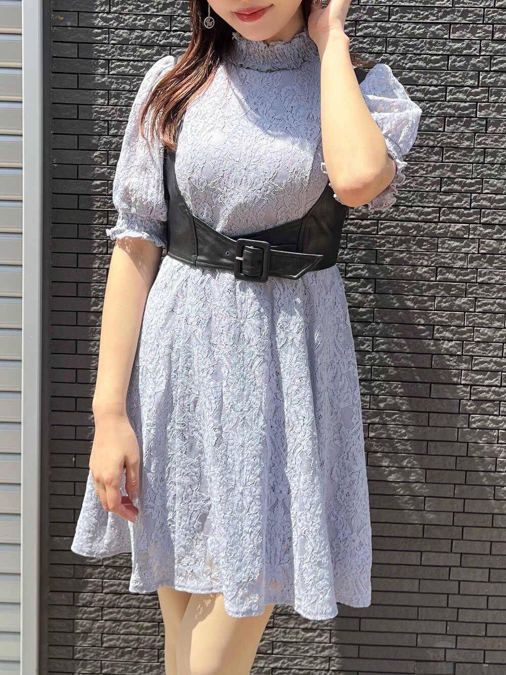 ブルー系のワンピース、ブラック系のサンダル、ブラック系のバレッタ/ヘアクリップを着用したレディースの春コーディネートの5枚目の写真