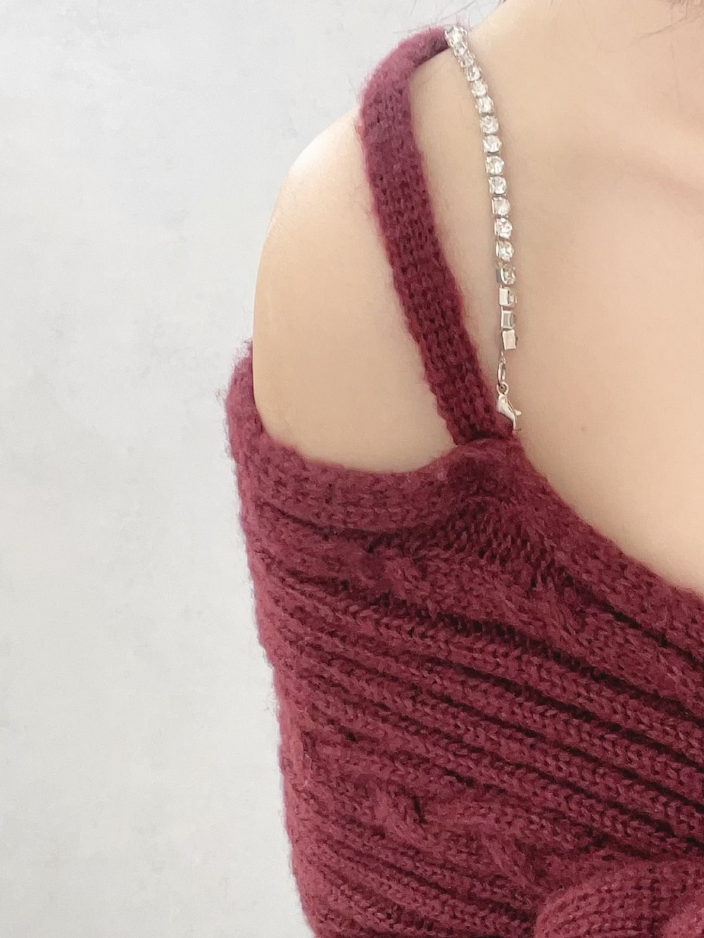 ブラック系のブーツ、ブラック系のスカート、レッド系のニット/セーターを着用したレディースの冬コーディネートの6枚目の写真