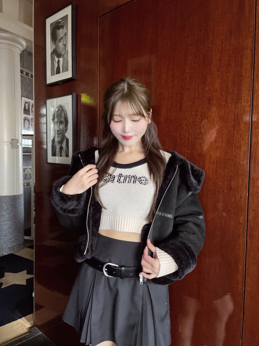 ブラック系のブルゾン、グレー系のスカート、ホワイト系のニット/セーターを着用したレディースの冬コーディネートの5枚目の写真