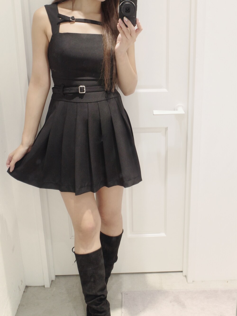 その他のブーツ、ブラック系のワンピースを着用したレディースの夏コーディネートの2枚目の写真