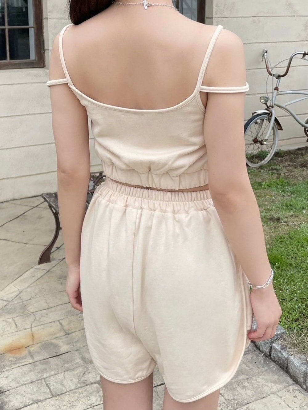 ブルー系のサンダル、イエロー系のつなぎ/オールインワン、シルバー系のブレスレットを着用したレディースの夏コーディネートの5枚目の写真