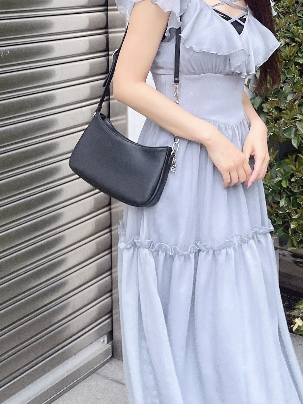 ブルー系のワンピース、ブラック系のキャミソール、ブラック系のショルダーバッグを着用したレディースの春コーディネートの7枚目の写真