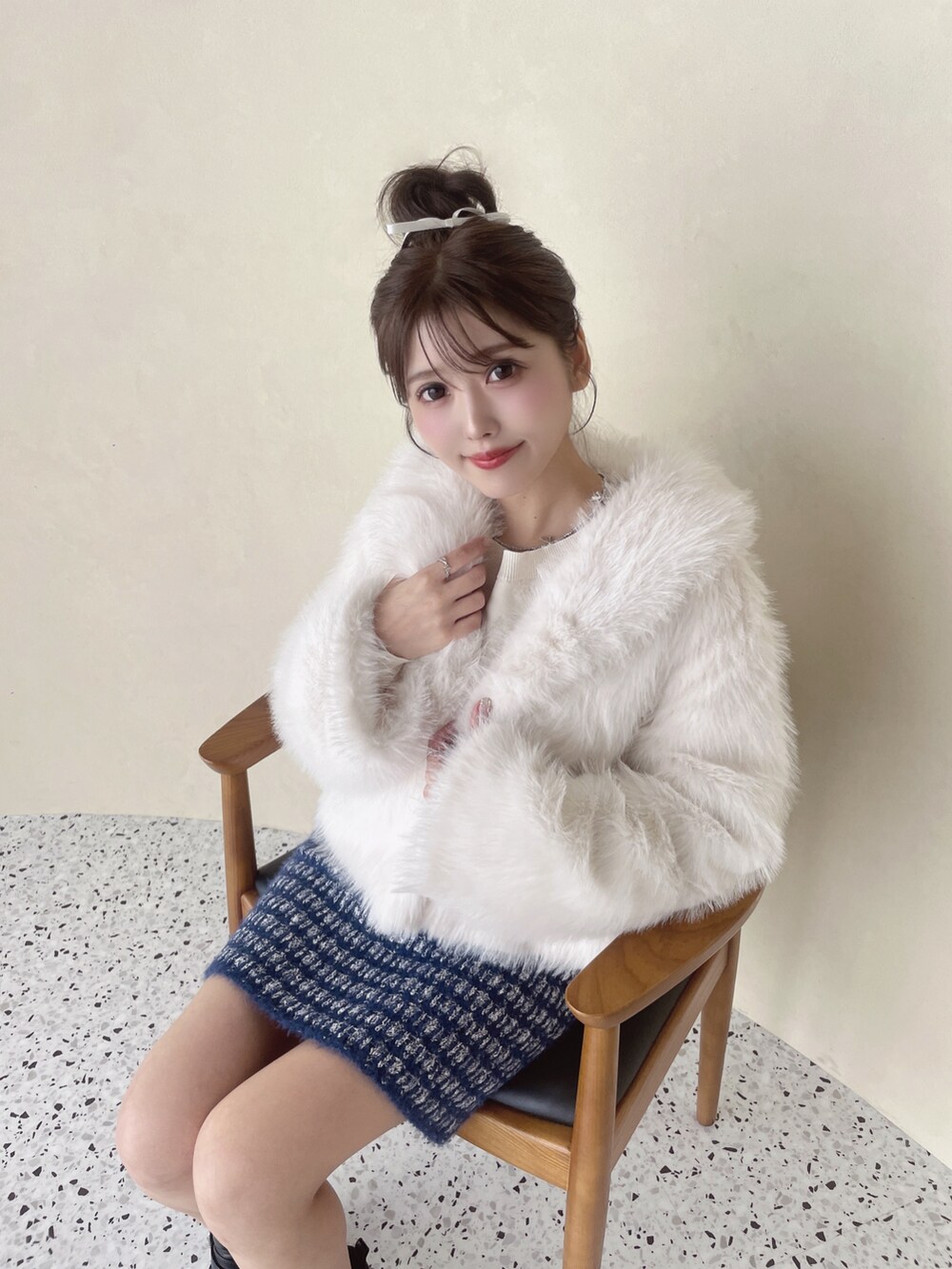 ホワイト系のその他アウター、ブルー系のスカート、ブラック系のブーツを着用したレディースの秋コーディネートの5枚目の写真