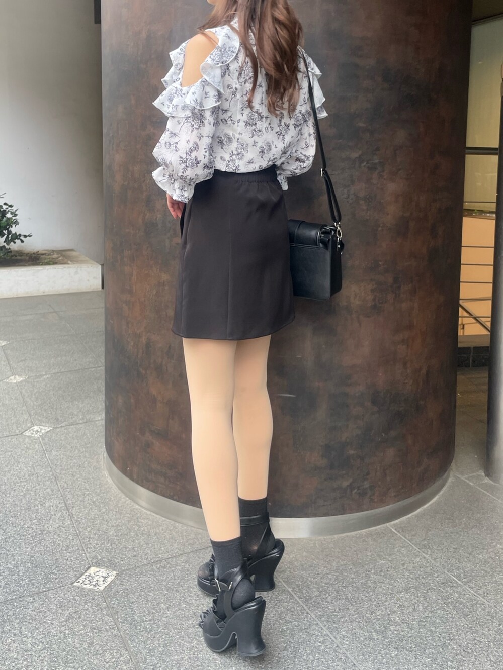 ホワイト系のシャツ/ブラウス、ブラック系のスカート、ブラック系のショルダーバッグを着用したレディースの春コーディネートの2枚目の写真