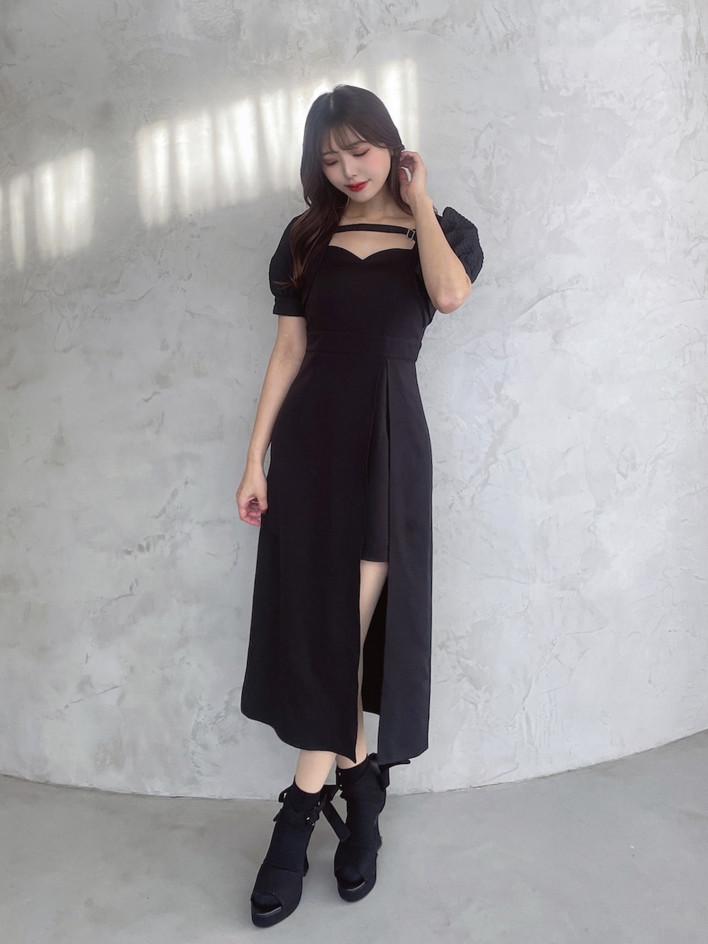 ブラック系のワンピース、ブラック系のサンダルを着用したレディースの春コーディネートの4枚目の写真