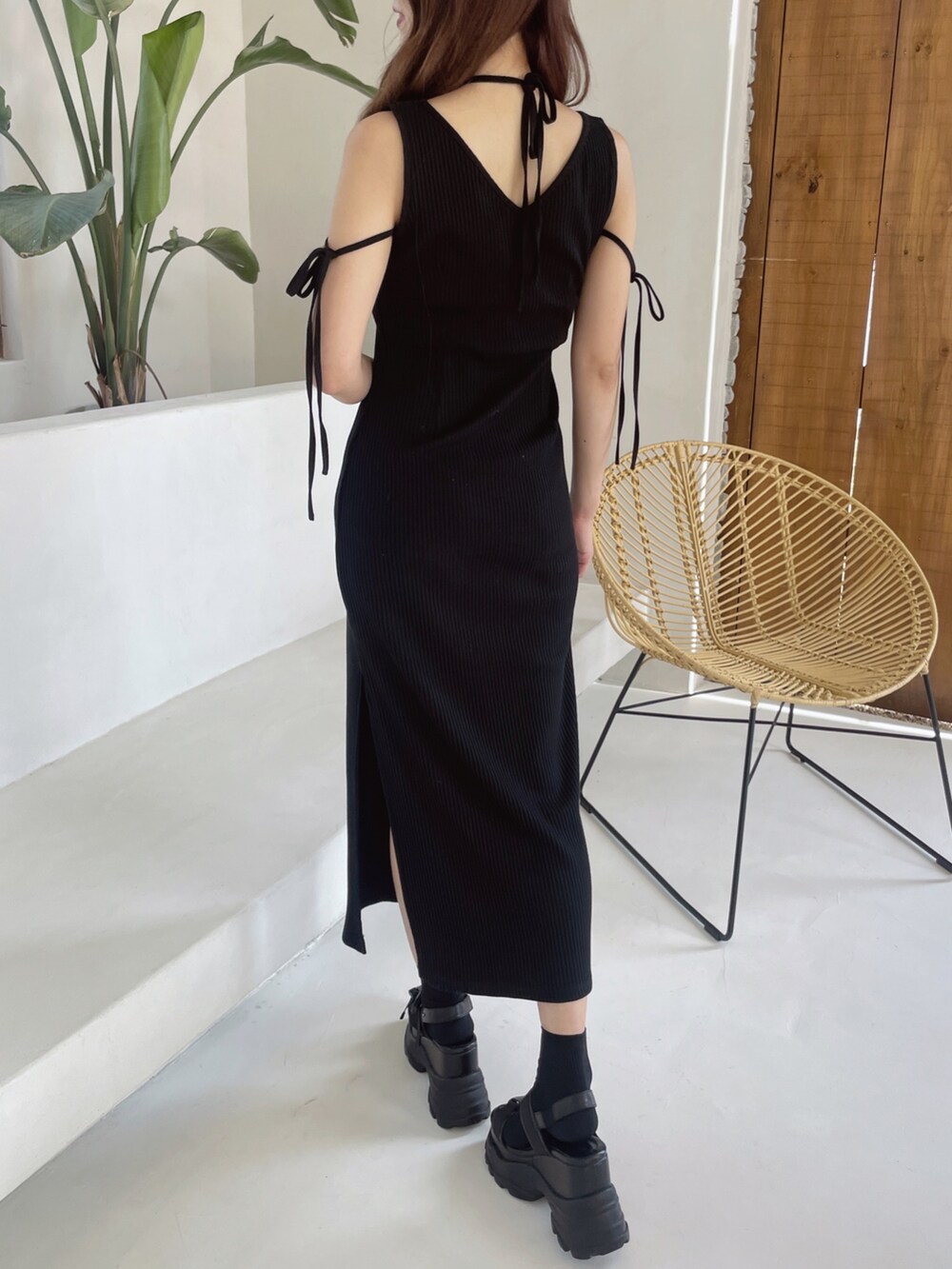 ブラック系のワンピース、ブラック系のサンダルを着用したレディースの春コーディネートの7枚目の写真