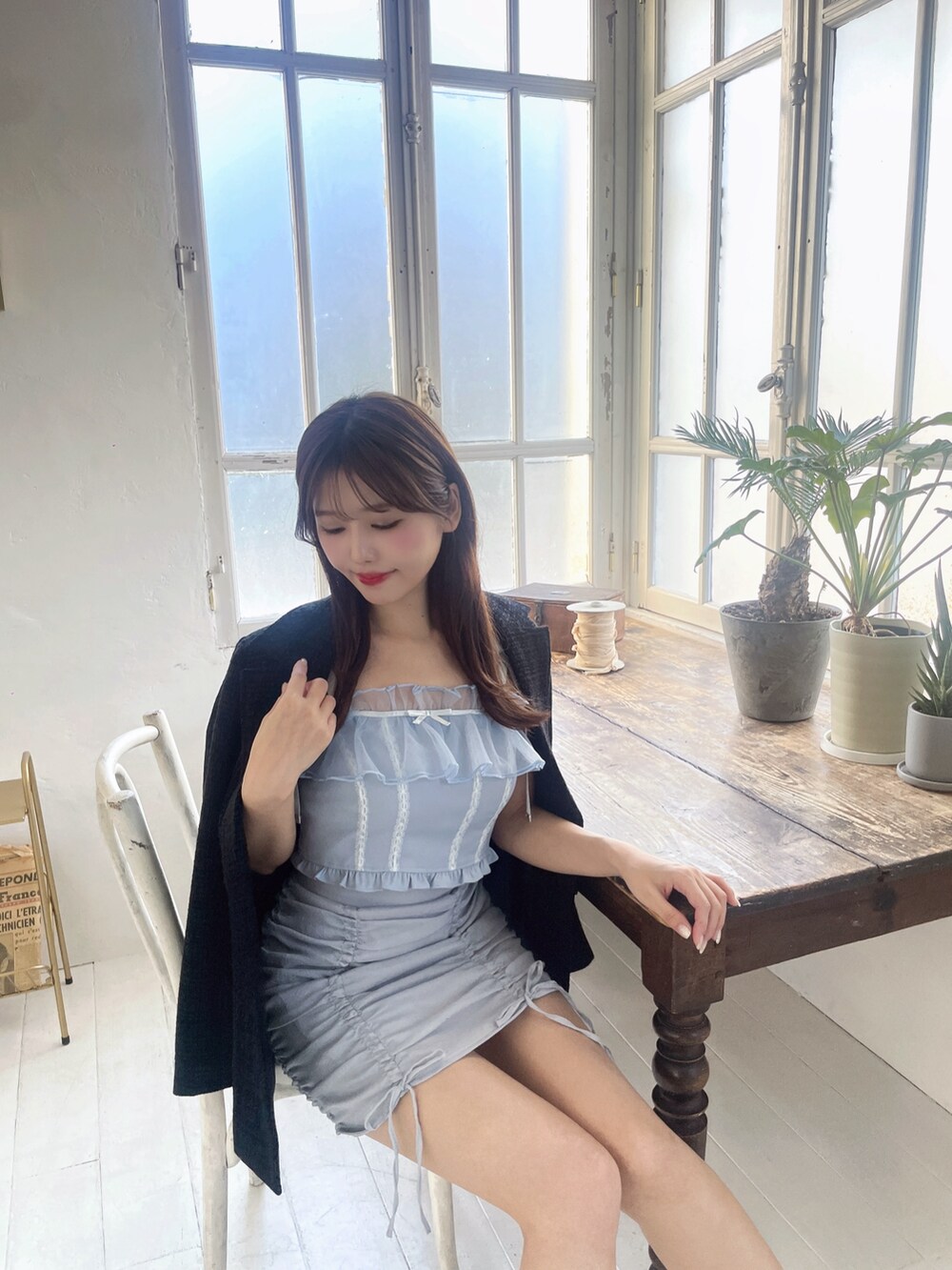 ブルー系のキャミソール、ブルー系のスカート、ホワイト系のサンダルを着用したレディースの春コーディネートの8枚目の写真