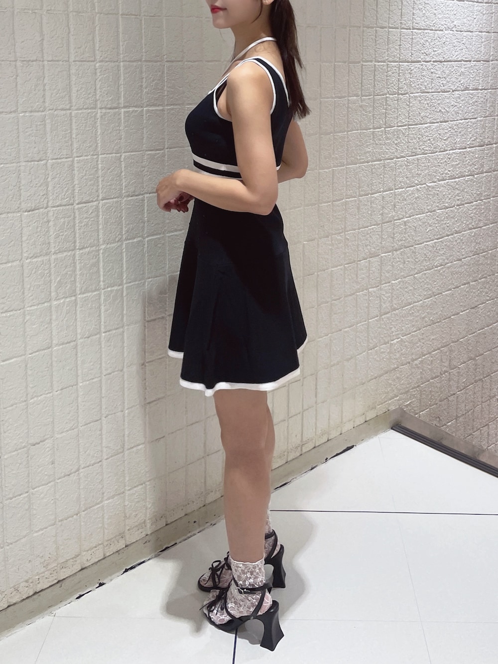 ブラック系のサンダル、ブラック系のワンピース、ホワイト系のソックス/靴下を着用したレディースの夏コーディネートの5枚目の写真