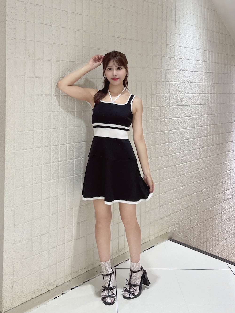 ブラック系のサンダル、ブラック系のワンピース、ホワイト系のソックス/靴下を着用したレディースの夏コーディネートの3枚目の写真