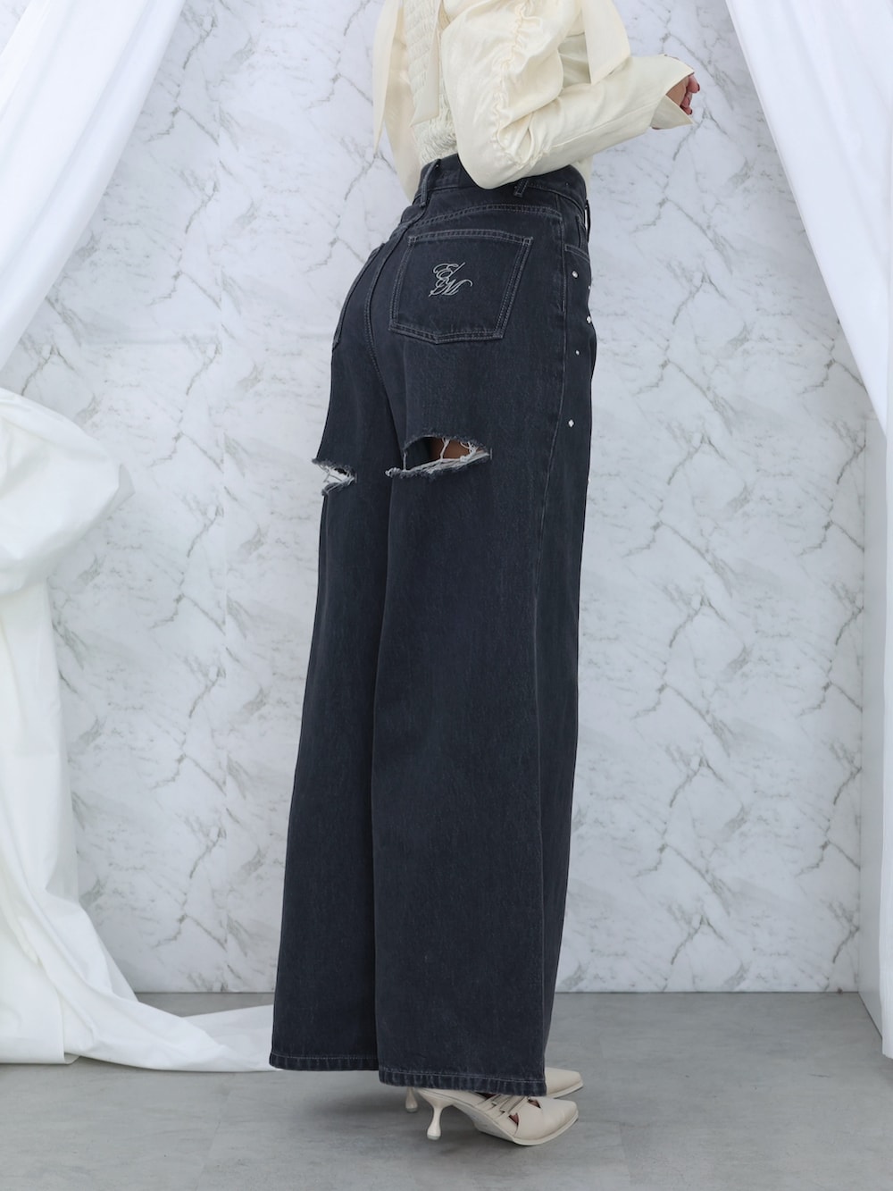 ホワイト系のシャツ/ブラウス、ブラック系のデニムパンツ、ブラック系のハンドバッグを着用したレディースの秋コーディネートの6枚目の写真