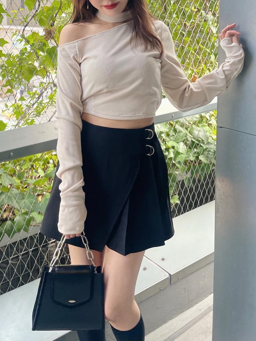 ホワイト系のTシャツ/カットソー、ブラック系のショルダーバッグ、ブラック系のスカートを着用したレディースの秋コーディネートの5枚目の写真