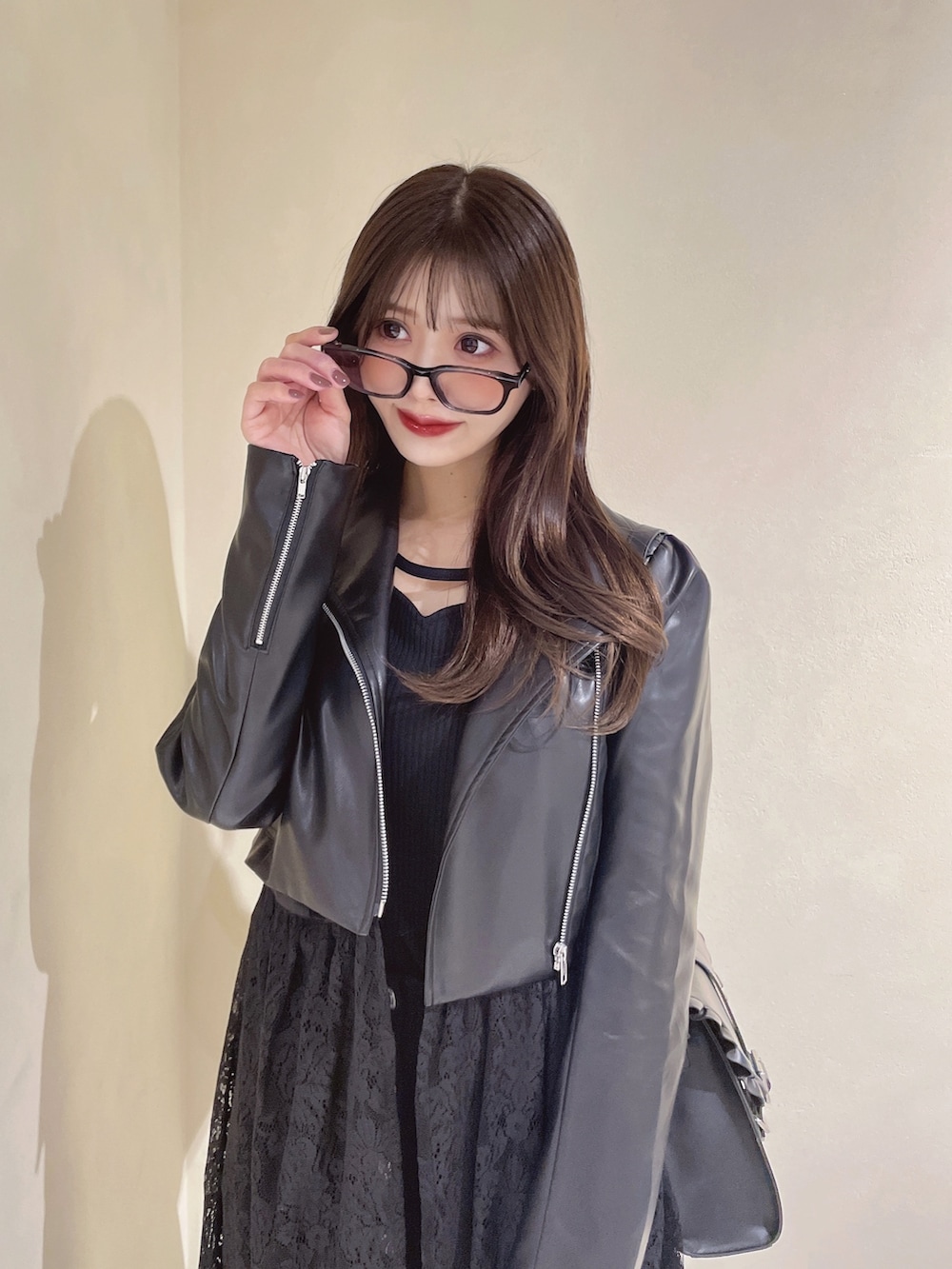 ブラック系のライダースジャケット、ブラック系のTシャツ/カットソー、ブラック系のスカートを着用したレディースの冬コーディネートの4枚目の写真