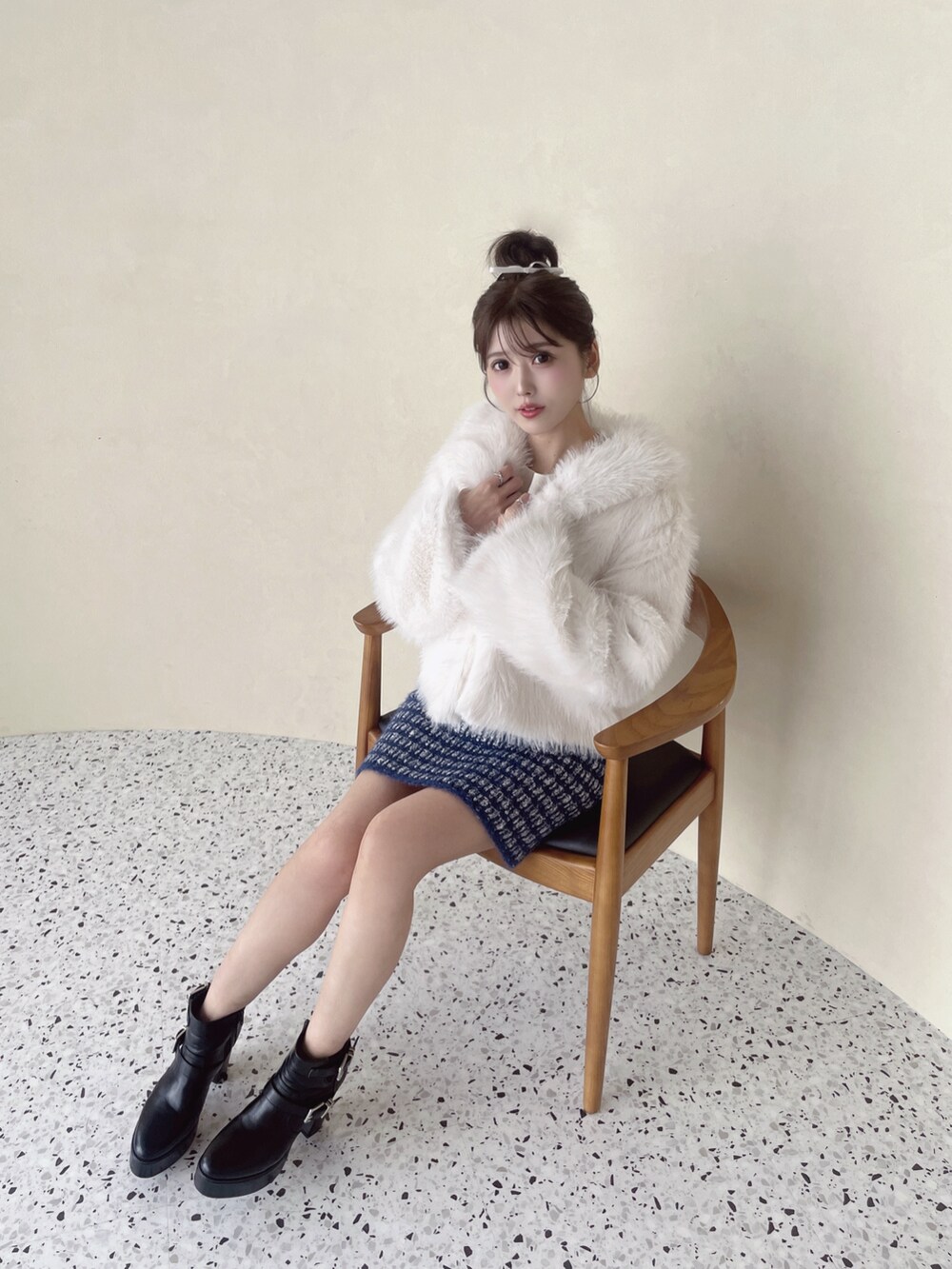 ホワイト系のその他アウター、ブルー系のスカート、ブラック系のブーツを着用したレディースの秋コーディネートの4枚目の写真