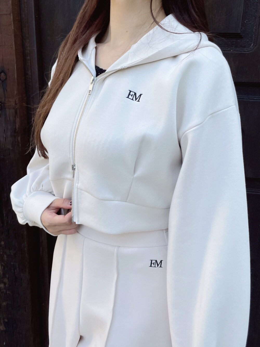 ホワイト系のパーカー、ホワイト系のその他パンツ、ブラック系のサンダルを着用したレディースの冬コーディネートの4枚目の写真