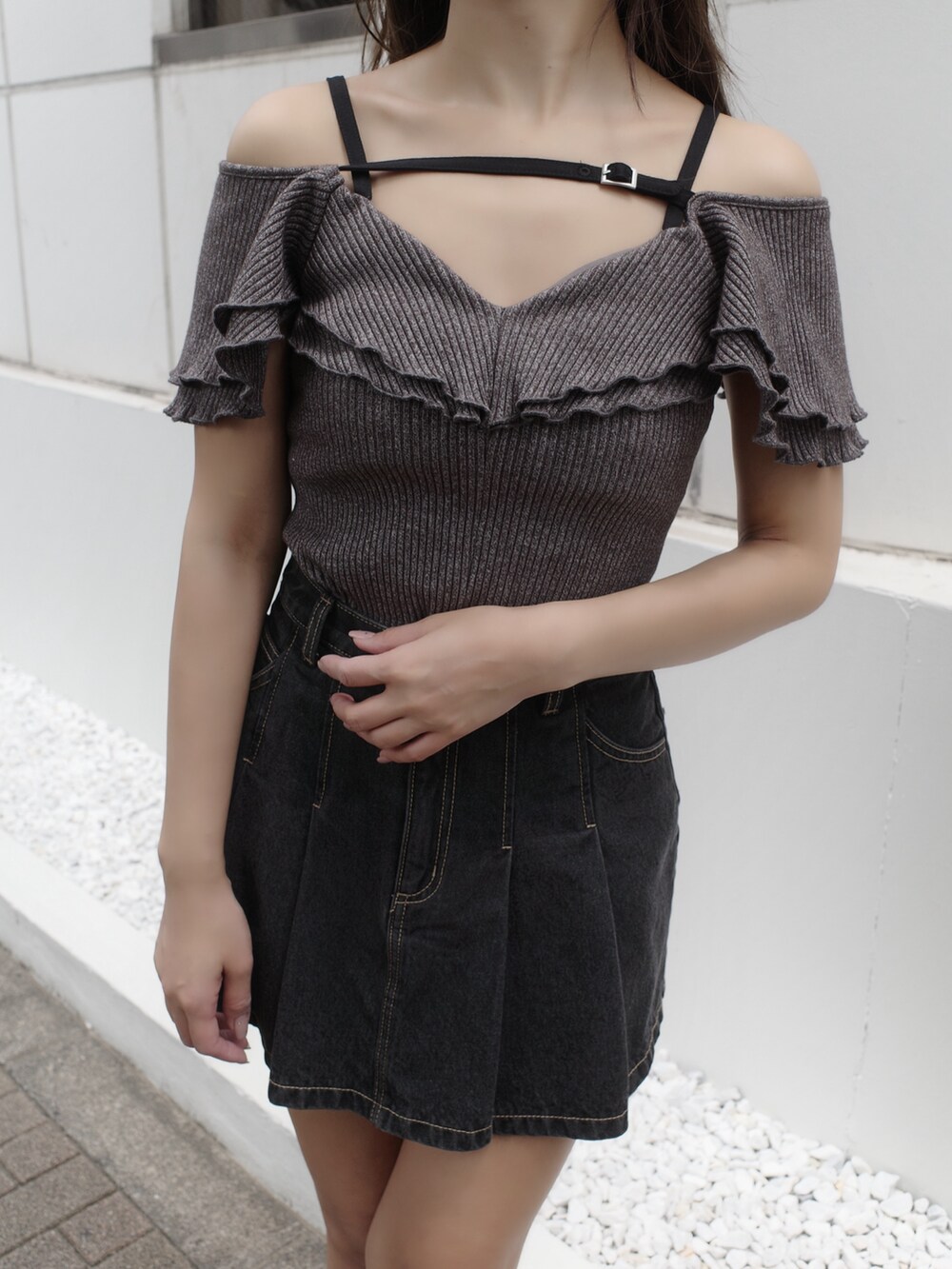 ブラック系のデニムスカート、ブラック系のサンダル、グレー系のTシャツ/カットソーを着用したレディースの夏コーディネートの8枚目の写真