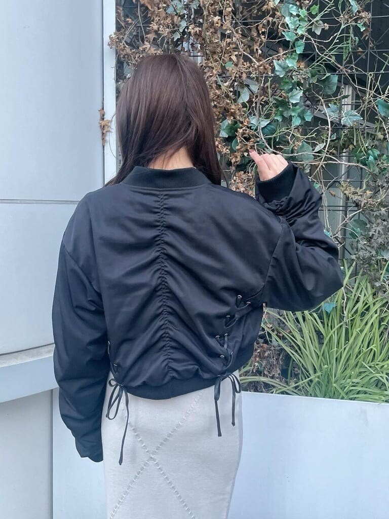 ブラック系のブルゾン、その他のパンプス、グレー系のニット/セーターを着用したレディースの春コーディネートの3枚目の写真