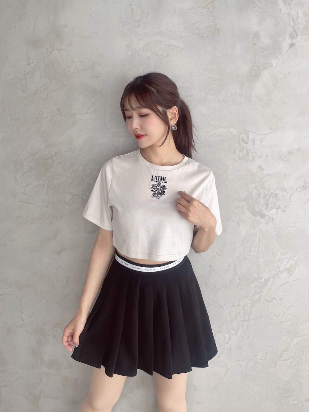 ブラック系のシャツ/ブラウス、ホワイト系のTシャツ/カットソー、ブラック系のスカートを着用したレディースの春コーディネートの6枚目の写真