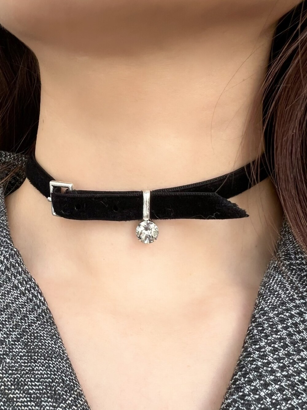 その他のワンピース、ブラック系のパンプス、ブラック系のショルダーバッグを着用したレディースの秋コーディネートの7枚目の写真