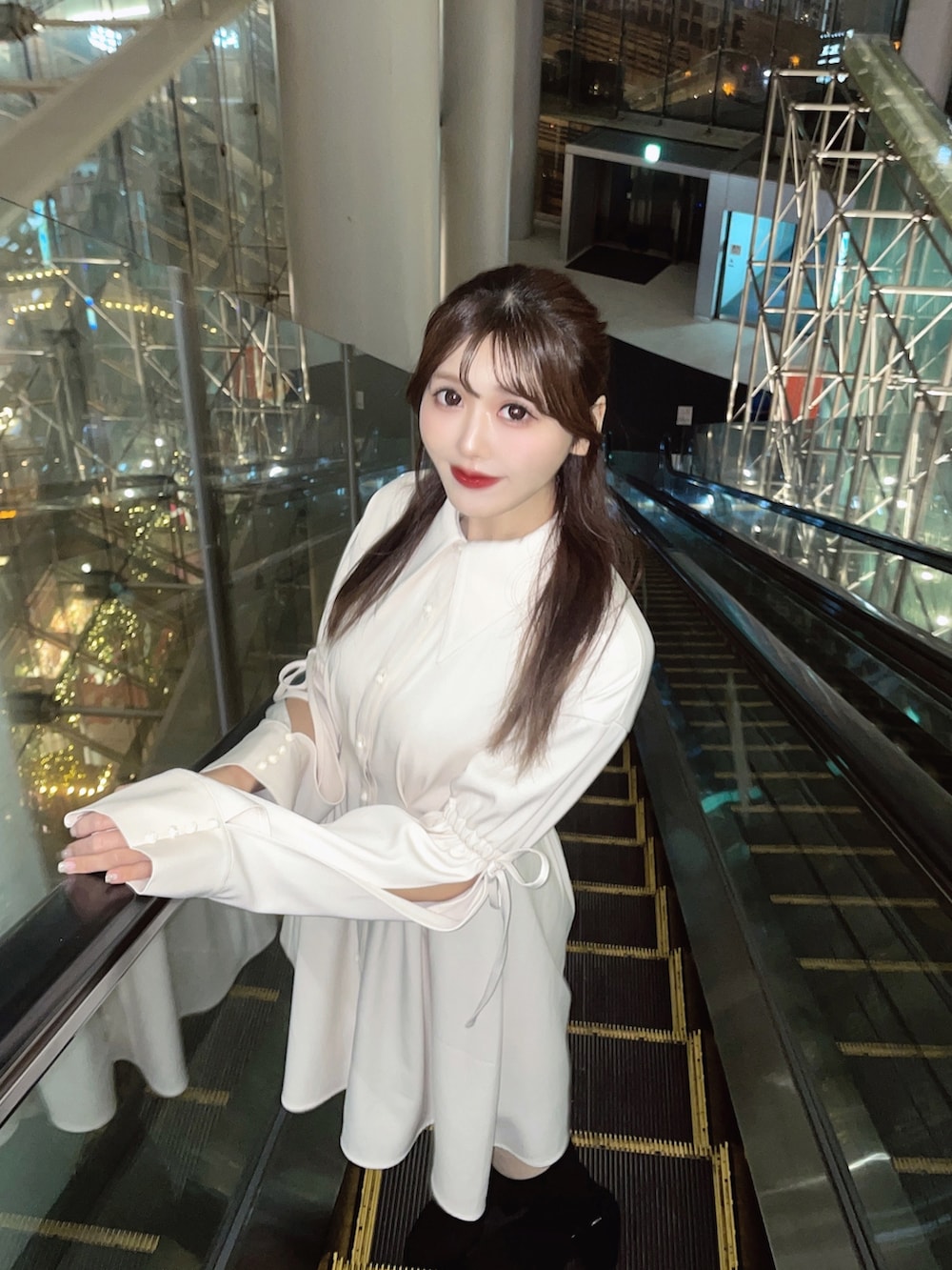 ホワイト系のワンピース、ブラック系のブーツを着用したレディースの冬コーディネートの6枚目の写真