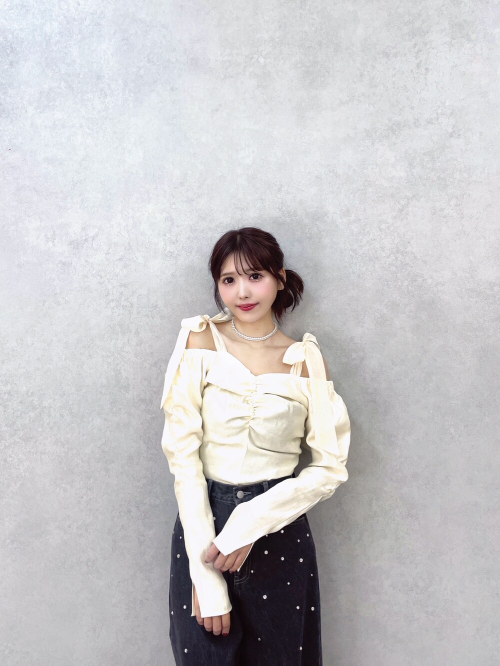 ブラック系のデニムパンツ、ホワイト系のシャツ/ブラウス、ホワイト系のパンプスを着用したレディースの秋コーディネートの3枚目の写真