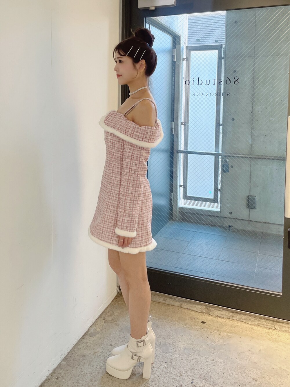 ピンク系のワンピース、シルバー系のネックレスを着用したレディースの冬コーディネートの5枚目の写真