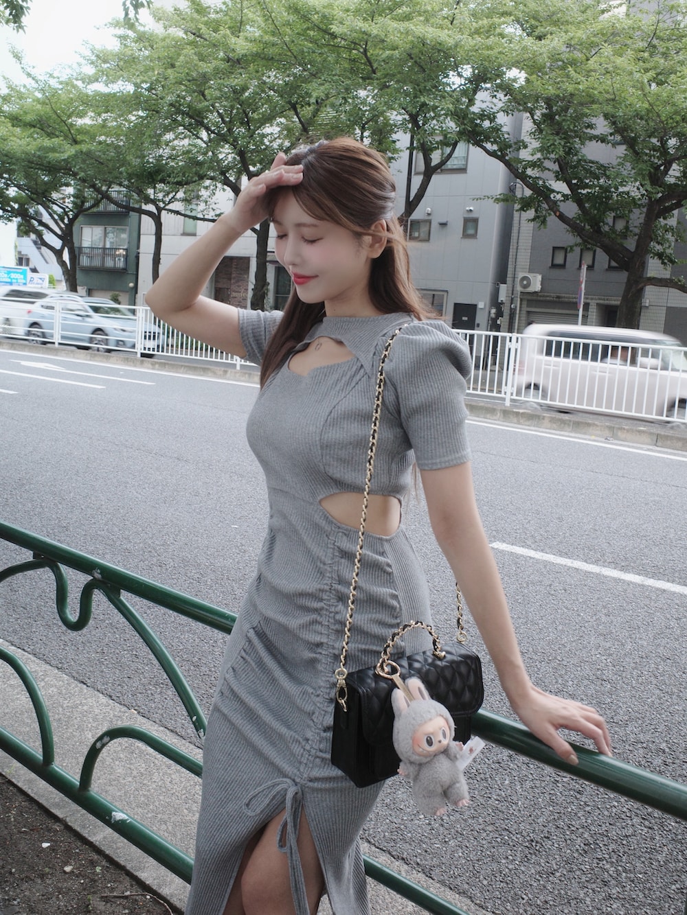 グレー系のワンピース、ブラック系のサンダルを着用したレディースの夏コーディネートの5枚目の写真