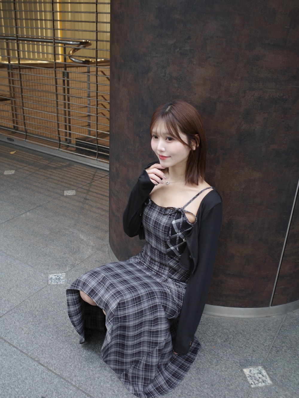 ブラック系のワンピース、ホワイト系のハンドバッグを着用したレディースの秋コーディネートの3枚目の写真