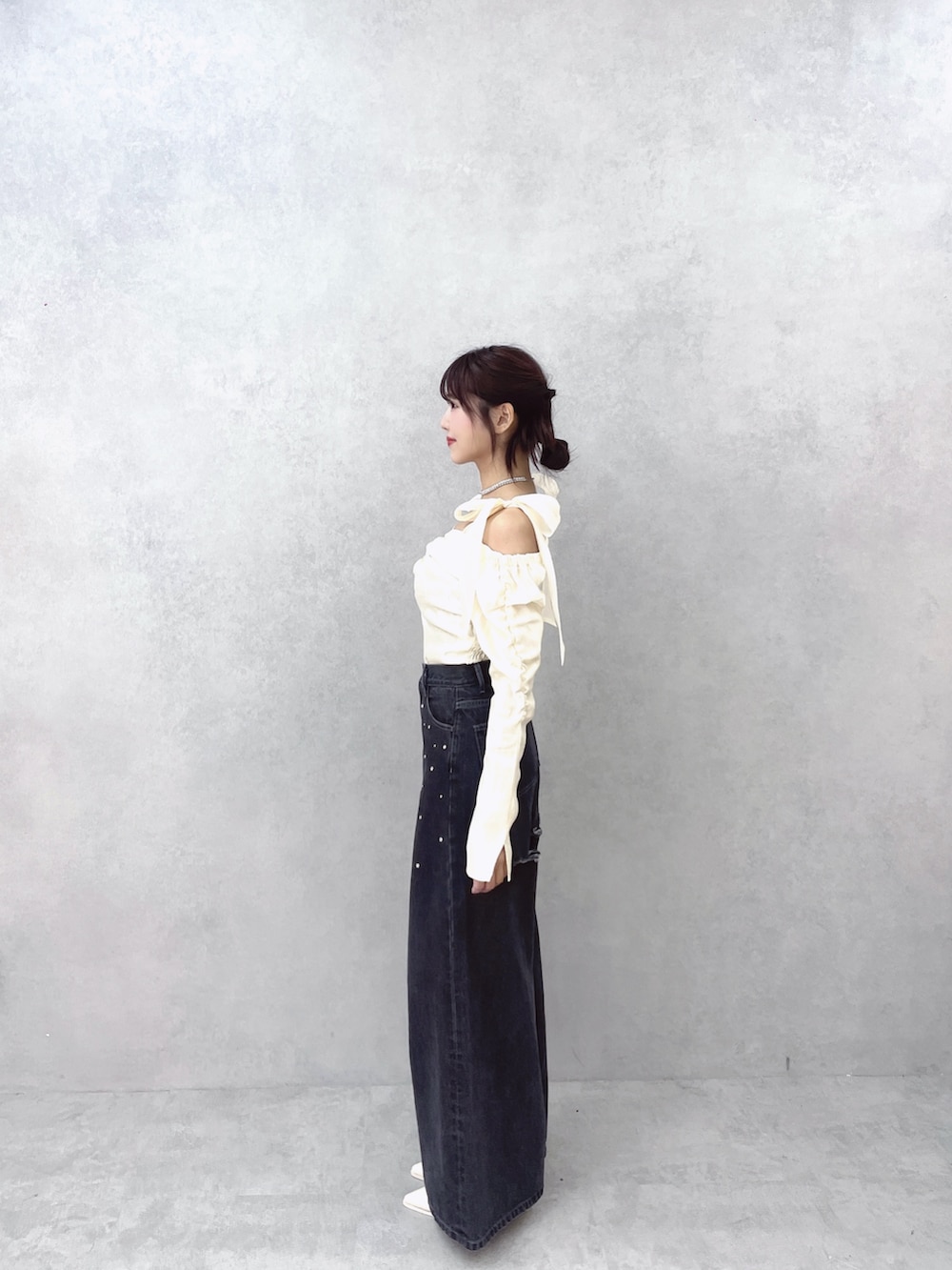 ブラック系のデニムパンツ、ホワイト系のシャツ/ブラウス、ホワイト系のパンプスを着用したレディースの秋コーディネートの8枚目の写真