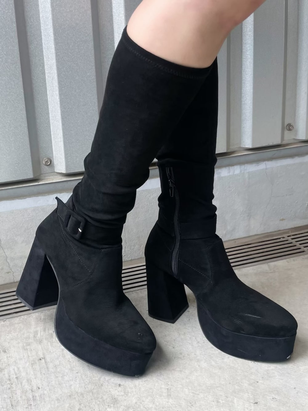 ブラック系のブーツ、ブラック系のスカート、グレー系のニット/セーターを着用したレディースの秋コーディネートの7枚目の写真