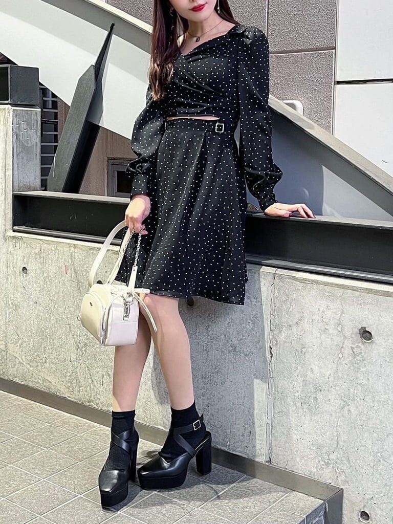 その他のワンピース、ベージュ系のショルダーバッグ、ブラック系のサンダルを着用したレディースの春コーディネートの2枚目の写真