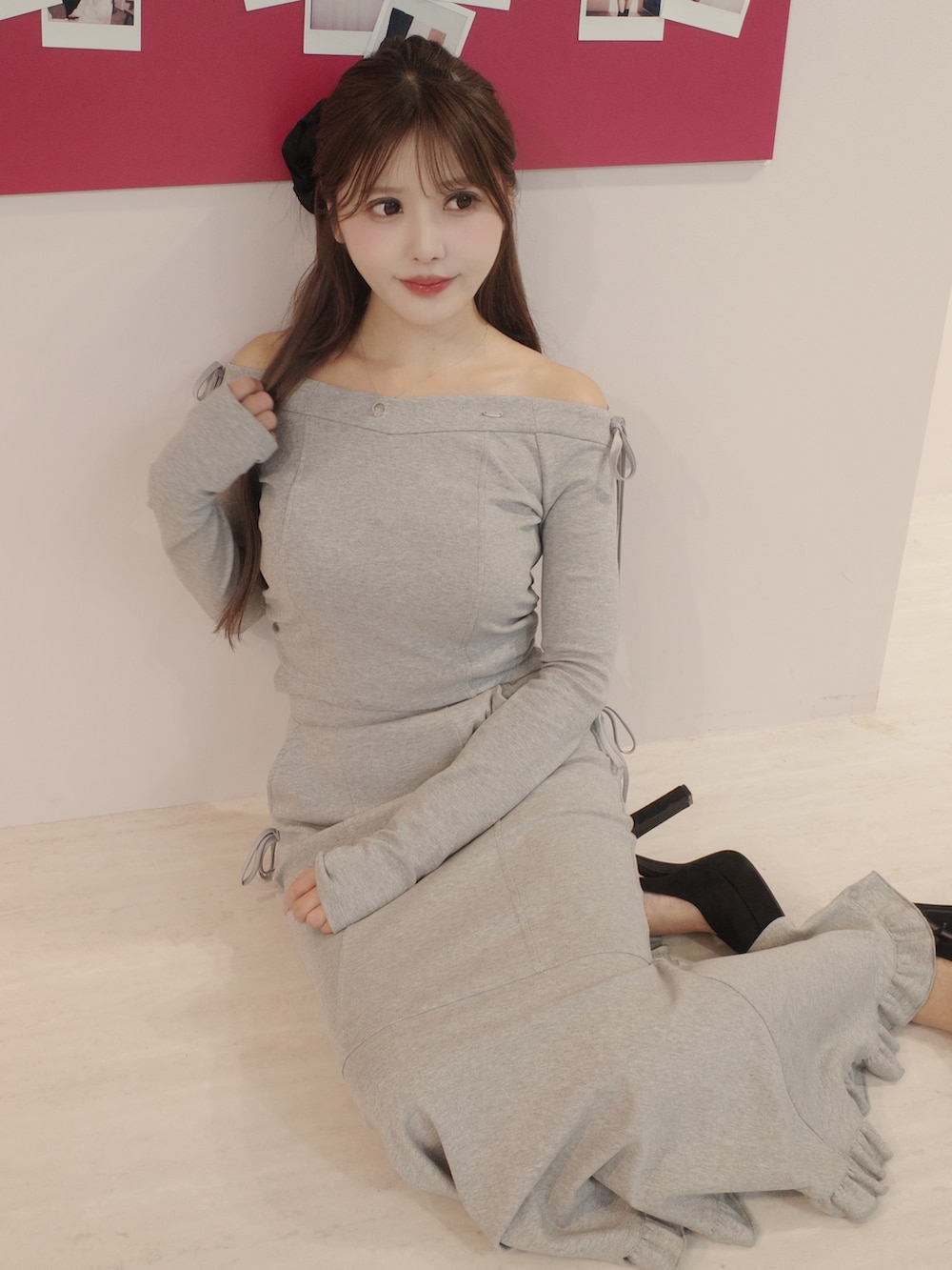 グレー系のTシャツ/カットソー、グレー系のスカートを着用したレディースの秋コーディネートの10枚目の写真