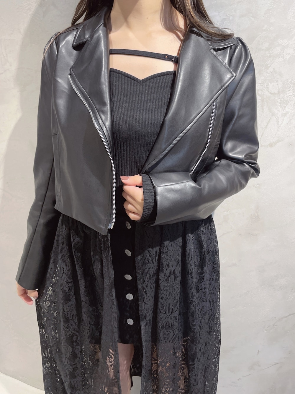 ブラック系のライダースジャケット、ブラック系のTシャツ/カットソー、ブラック系のスカートを着用したレディースの冬コーディネートの5枚目の写真