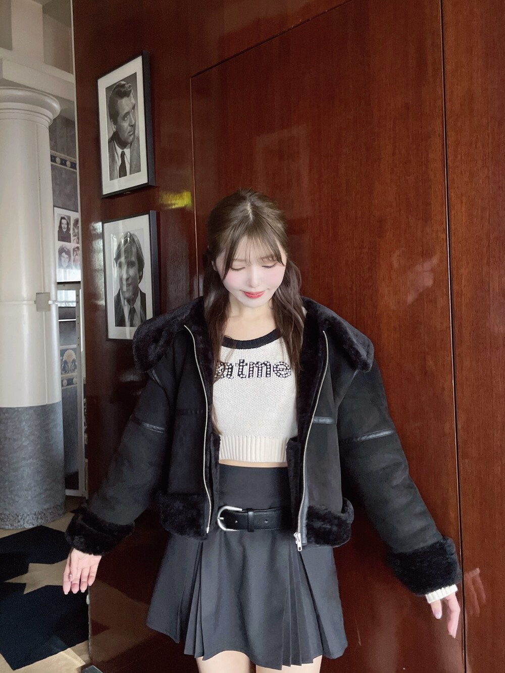 ブラック系のブルゾン、グレー系のスカート、ホワイト系のニット/セーターを着用したレディースの冬コーディネートの4枚目の写真