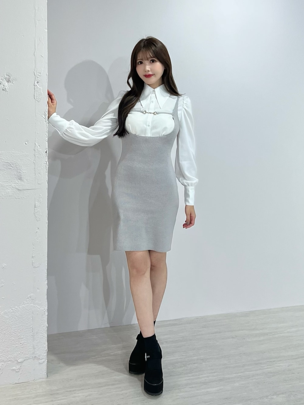 その他のパンプス、グレー系のワンピースを着用したレディースの秋コーディネートの2枚目の写真