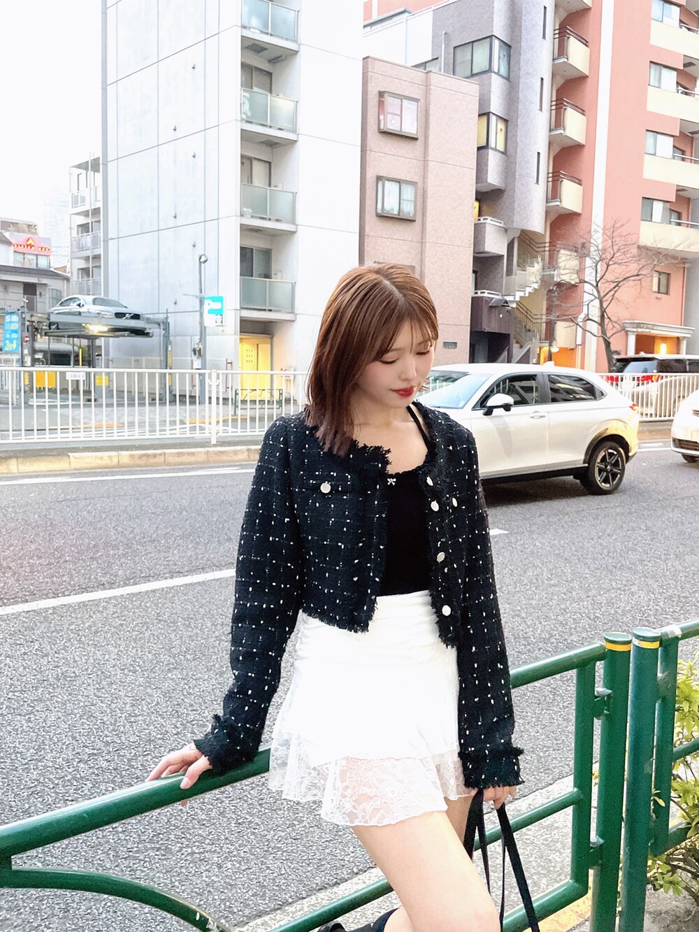 ブラック系のテーラードジャケット、ホワイト系のTシャツ/カットソー、ブラック系のボストンバッグを着用したレディースの春コーディネートの7枚目の写真