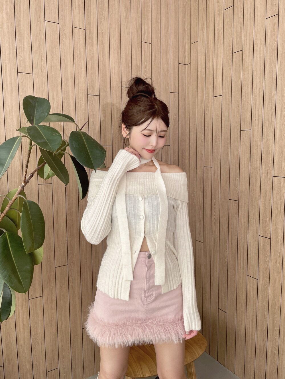 ホワイト系のニット/セーター、ホワイト系のブーツ、ピンク系のデニムスカートを着用したレディースの秋コーディネートの8枚目の写真