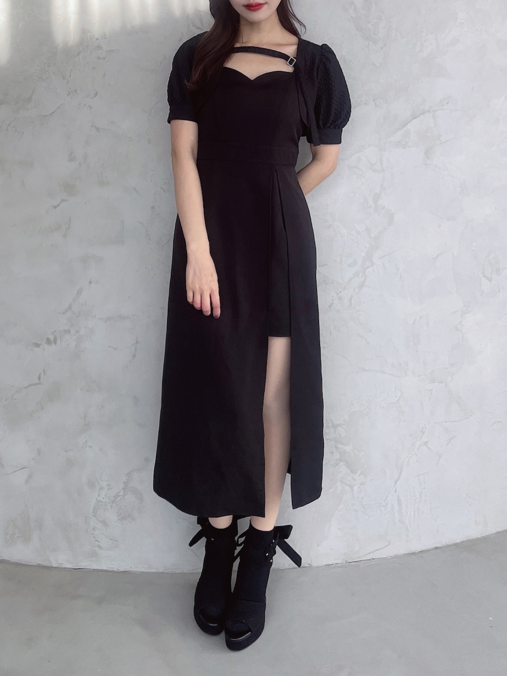 ブラック系のワンピース、ブラック系のサンダルを着用したレディースの春コーディネートの3枚目の写真