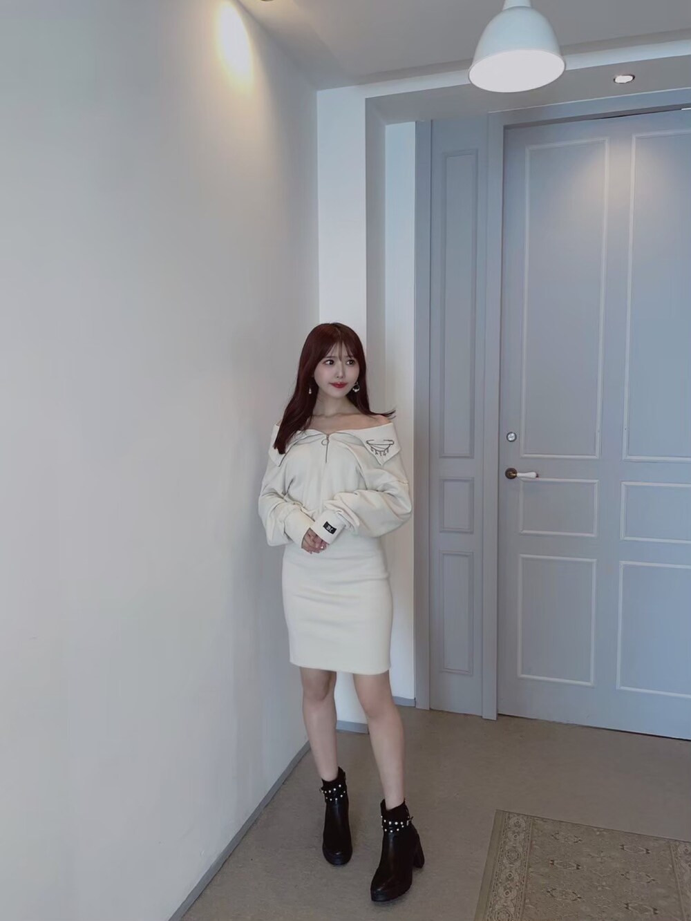 ホワイト系のワンピース、ブラック系のブーツ、シルバー系のブローチ/コサージュを着用したレディースの秋コーディネートの2枚目の写真