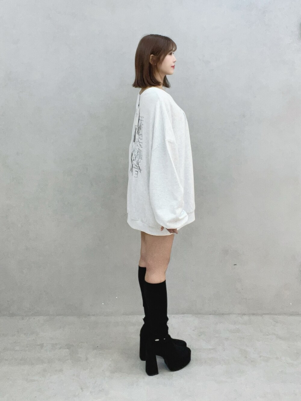 グレー系のスウェット、ブラック系のブーツを着用したレディースの秋コーディネートの3枚目の写真