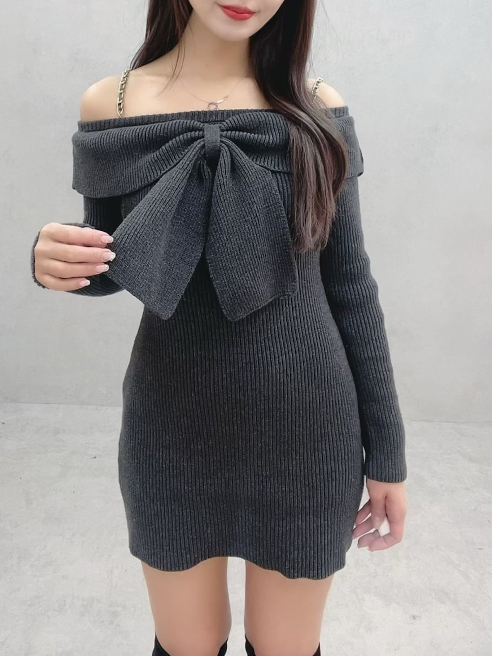 グレー系のワンピース、ブラック系のブーツを着用したレディースの冬コーディネートの5枚目の写真