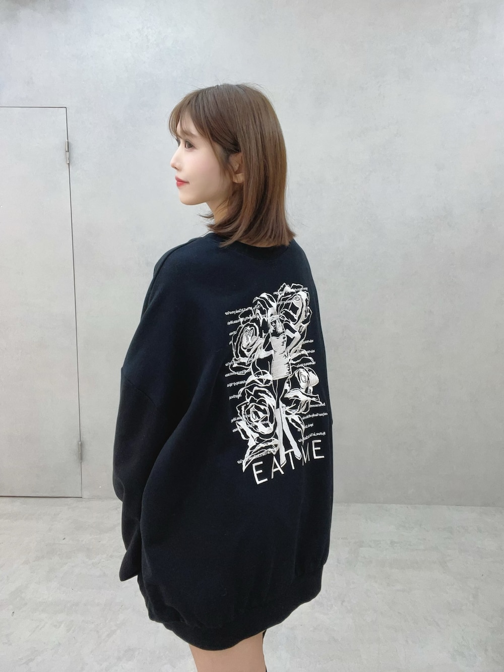 ブラック系のスウェット、ブラック系のブーツ、ブラウン系のショルダーバッグを着用したレディースの秋コーディネートの6枚目の写真