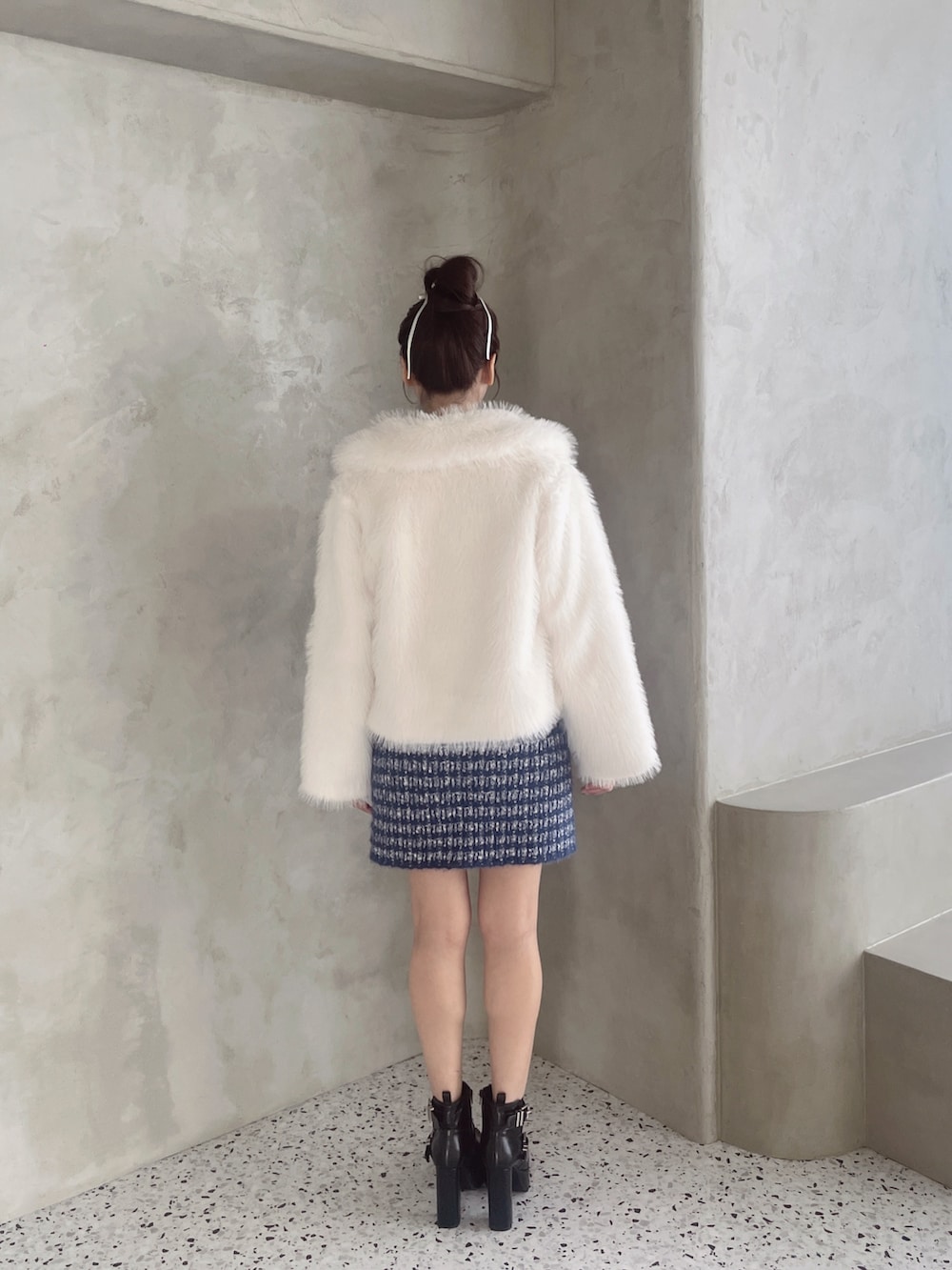 ホワイト系のその他アウター、ブルー系のスカート、ブラック系のブーツを着用したレディースの秋コーディネートの8枚目の写真