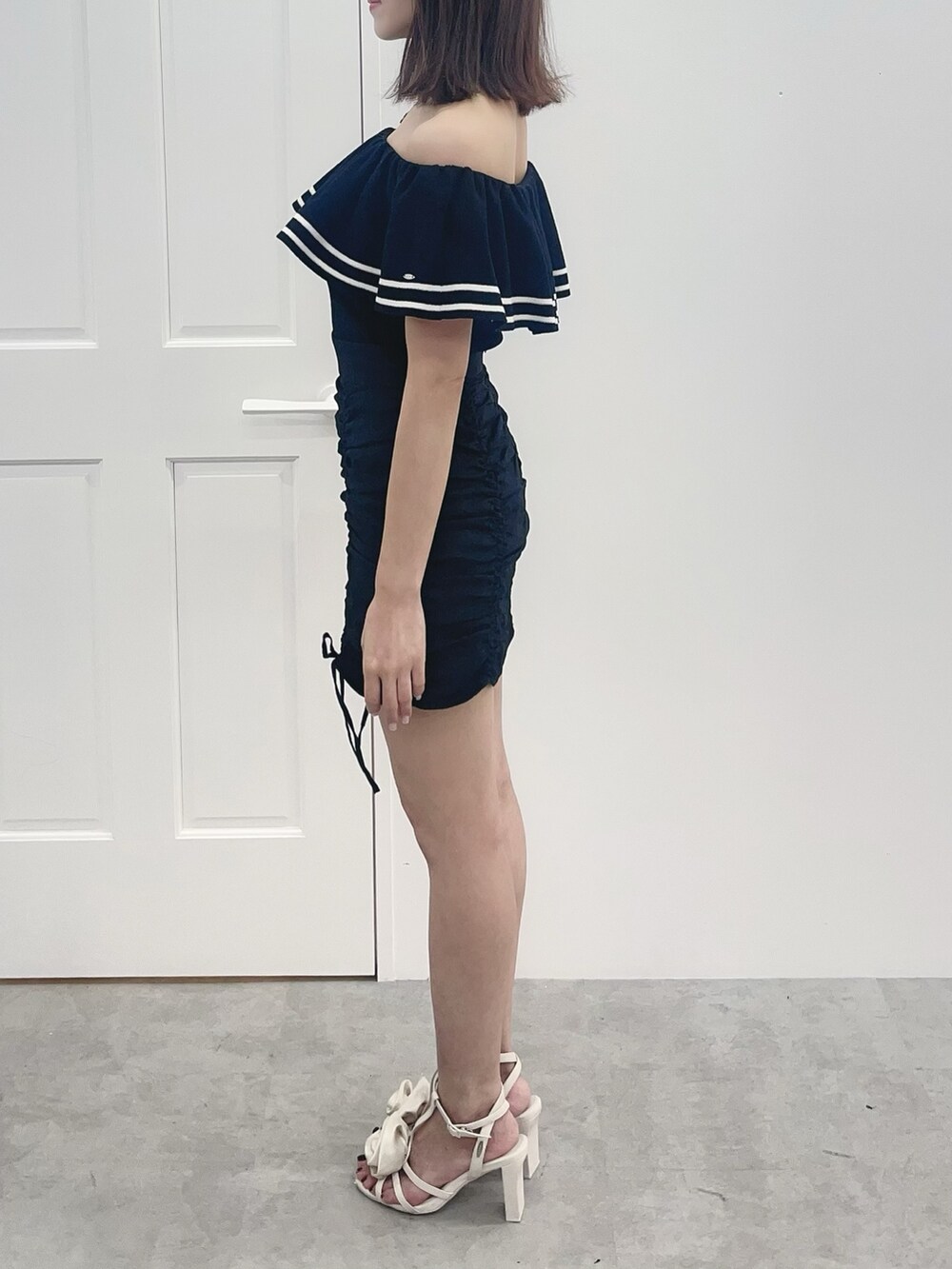 ブラック系のスカート、ブラック系のニット/セーターを着用したレディースの夏コーディネートの4枚目の写真